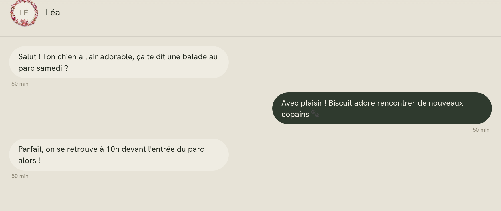 Conversation entre deux membres organisant une balade au parc pour leurs chiens.